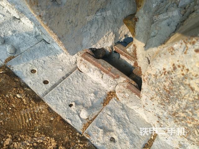 左驅(qū)動輪（行走機構(gòu)）