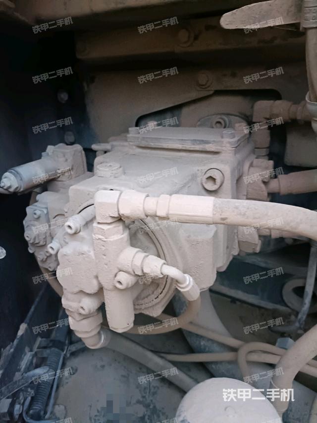 液壓泵艙室正面整體（整機外觀）