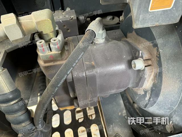 液压泵舱室正面整体（整机外观）