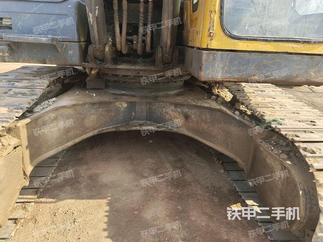 轉(zhuǎn)盤和下車架正前(工作和回轉(zhuǎn)裝置) 轉(zhuǎn)盤和下車架正前(工作和回轉(zhuǎn)裝置)