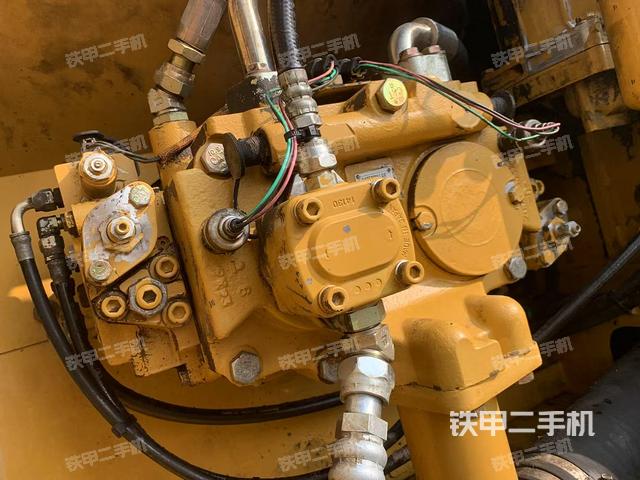 液壓泵艙室正面整體（整機(jī)外觀）