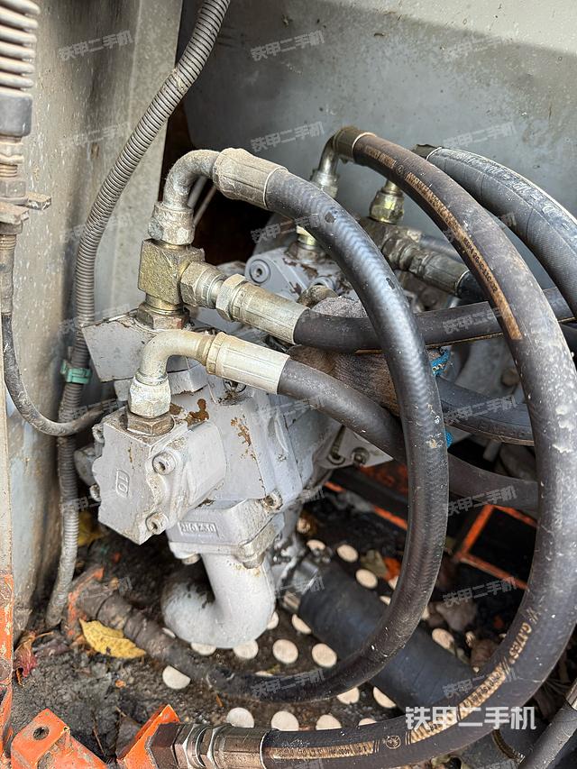 液壓泵艙室正面整體(整機(jī)外觀) 液壓泵艙室正面整體(整機(jī)外觀)