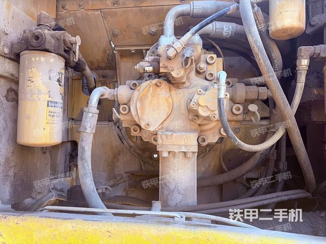 液壓泵艙室正面整體（整機外觀）