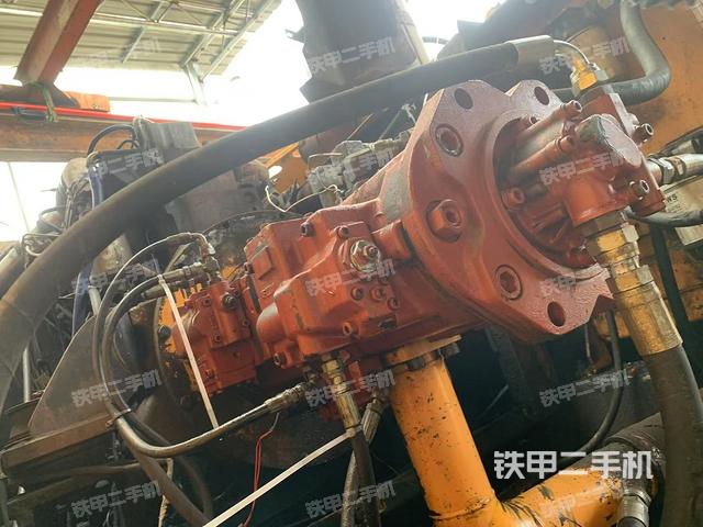 液壓泵艙室正面整體（整機外觀）