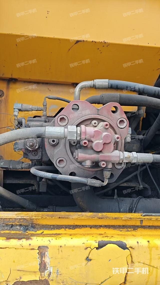 液壓泵艙室正面整體（整機外觀）