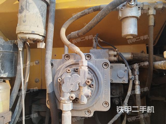 液压泵舱室正面整体（整机外观）