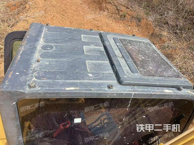 駕駛室頂部(整機(jī)外觀) 駕駛室頂部(整機(jī)外觀)