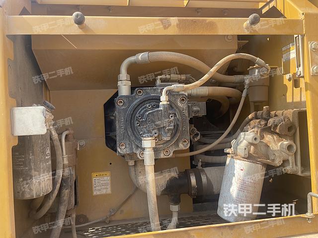 液壓泵艙室正面整體(整機外觀) 液壓泵艙室正面整體(整機外觀)