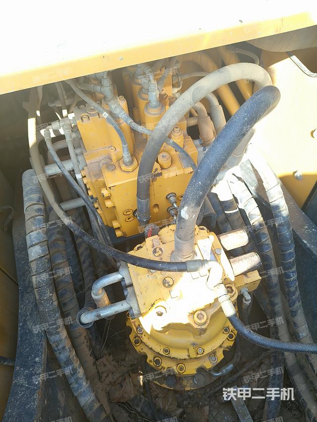 回转马达和主控阀（整机外观）