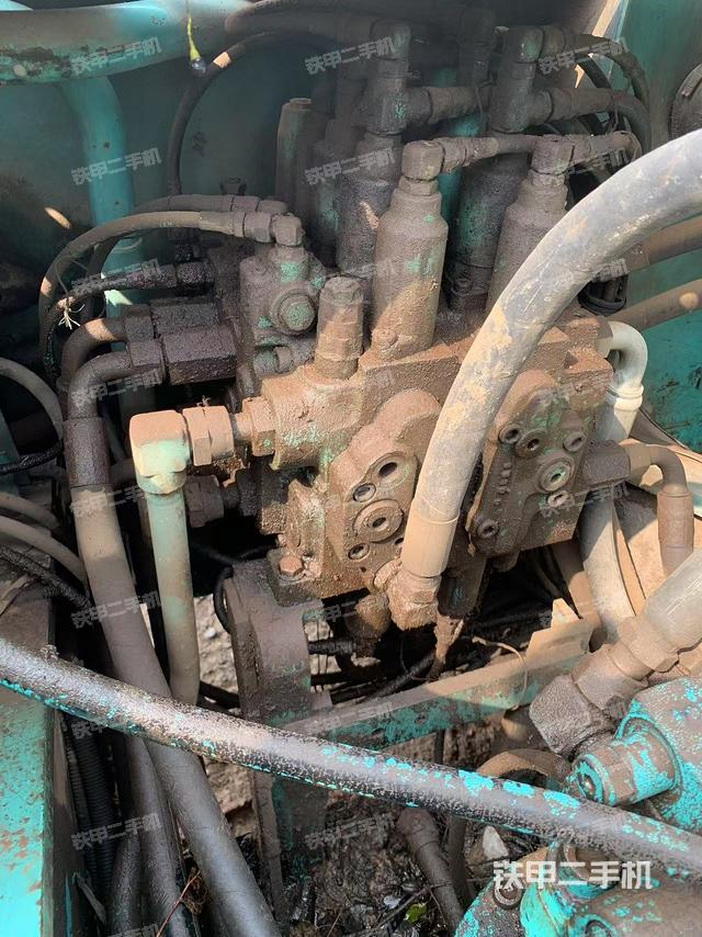 回轉(zhuǎn)馬達(dá)和主控閥（整機(jī)外觀）