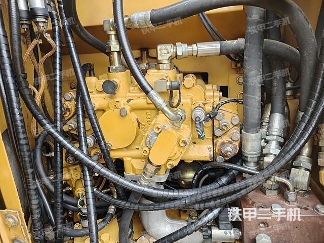 液压泵舱室正面整体（整机外观）