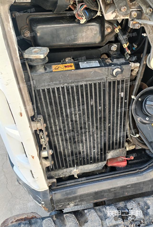 液压泵舱室正面整体（整机外观）