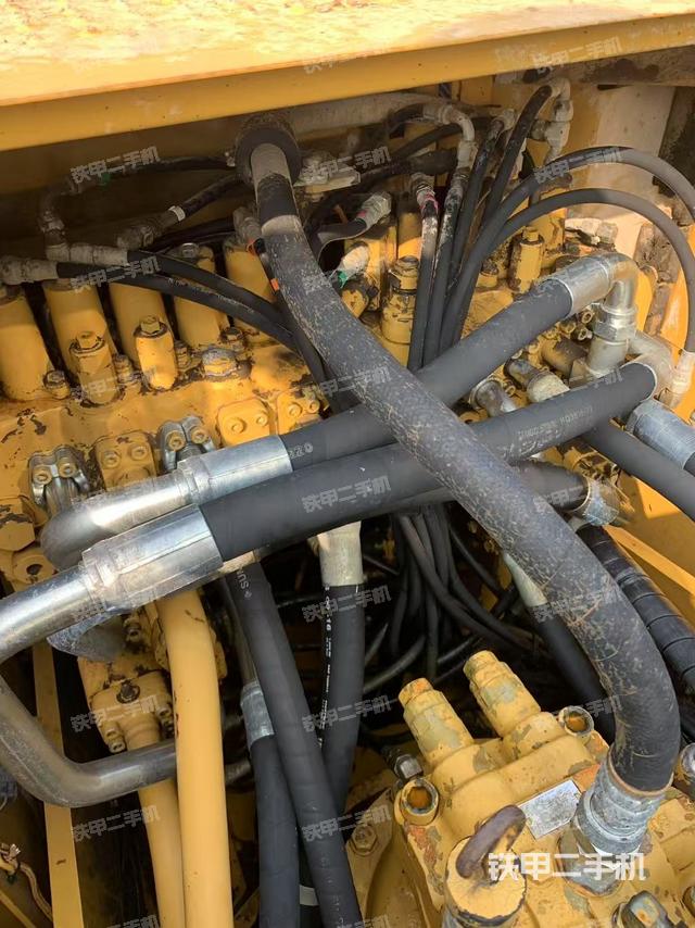 回轉(zhuǎn)馬達(dá)和主控閥（整機(jī)外觀）