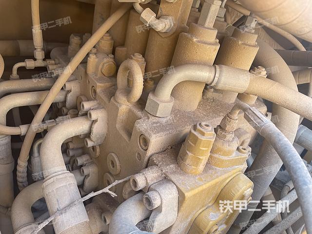 回轉(zhuǎn)馬達和主控閥(整機外觀) 回轉(zhuǎn)馬達和主控閥(整機外觀)