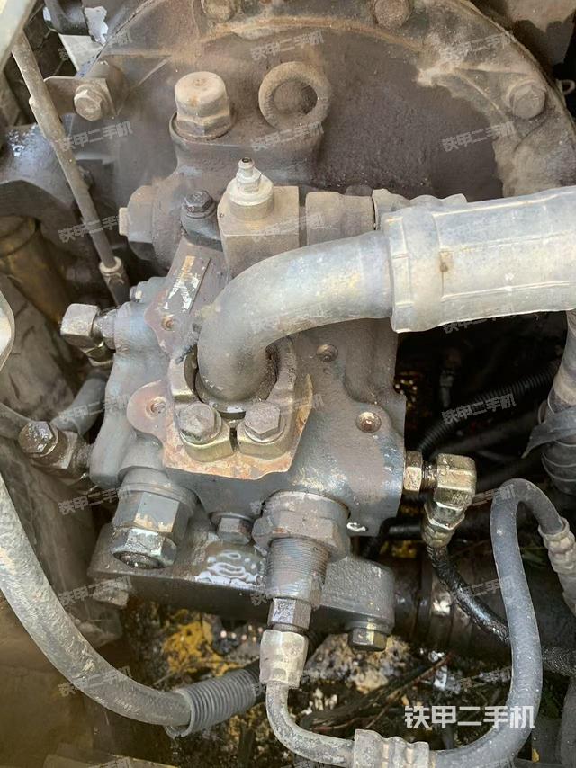 液壓泵艙室正面整體（整機外觀）