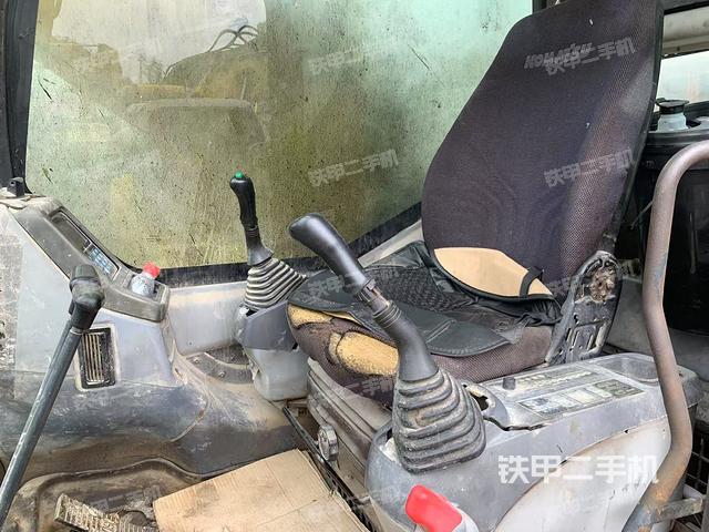 駕駛室整體(整機(jī)外觀) 駕駛室整體(整機(jī)外觀)
