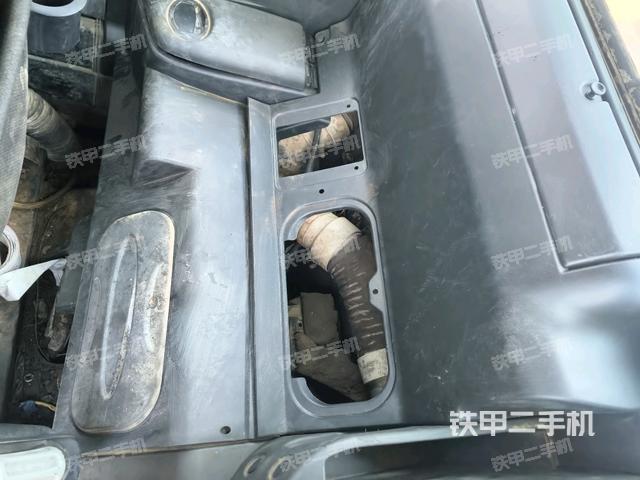 行走控制手柄和踏板?俯拍（駕駛室部分）