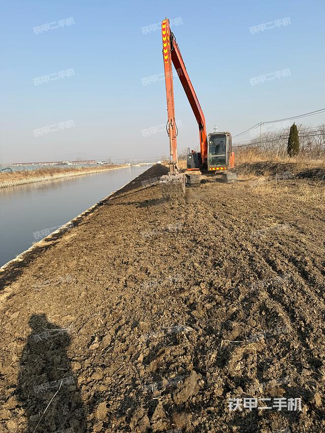駕駛室整體(整機(jī)外觀) 駕駛室整體(整機(jī)外觀)