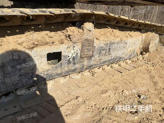 單側(cè)履帶整體(整機(jī)外觀) 單側(cè)履帶整體(整機(jī)外觀)