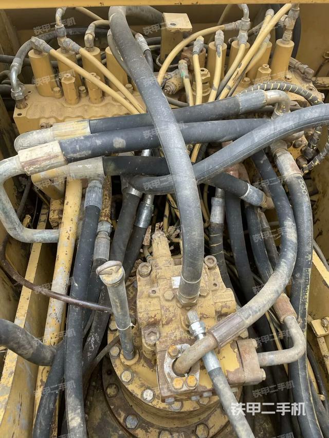 回轉(zhuǎn)馬達(dá)和主控閥（整機(jī)外觀）