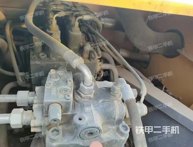 回轉馬達和主控閥(整機外觀) 回轉馬達和主控閥(整機外觀)