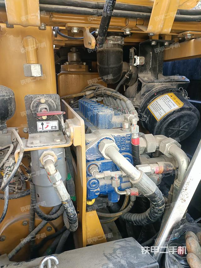 液压泵舱室正面整体（整机外观）