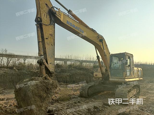 小松PC220-8挖掘机