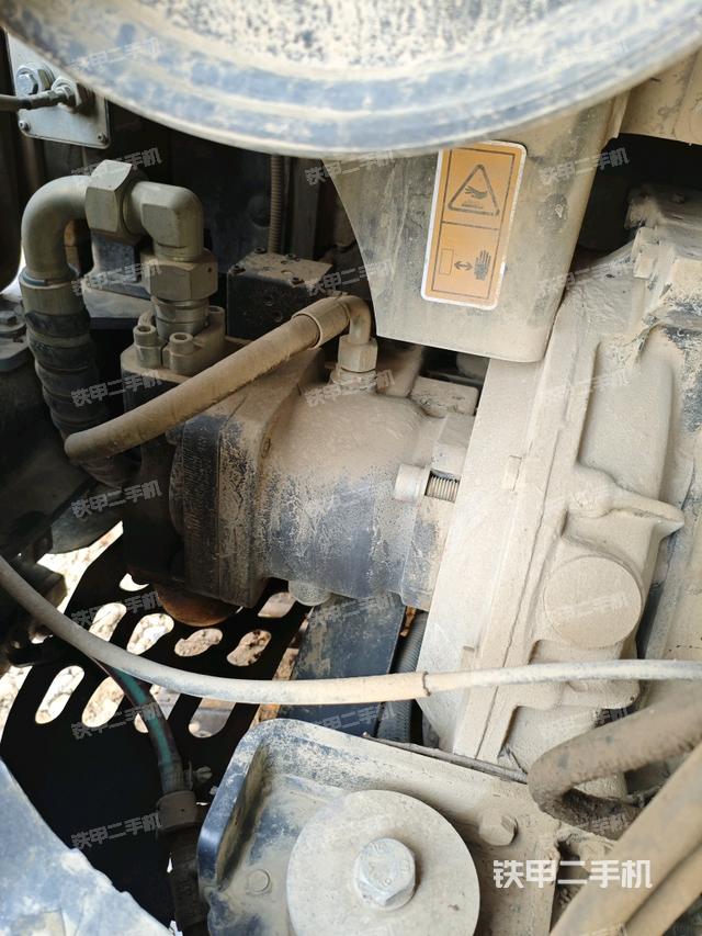 液壓泵艙室正面整體（整機(jī)外觀）