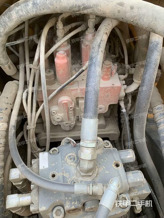 回轉(zhuǎn)馬達(dá)和主控閥（整機(jī)外觀）