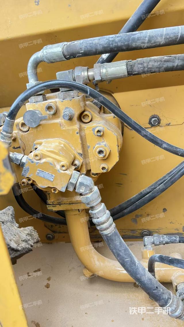 液压泵舱室正面整体（整机外观）