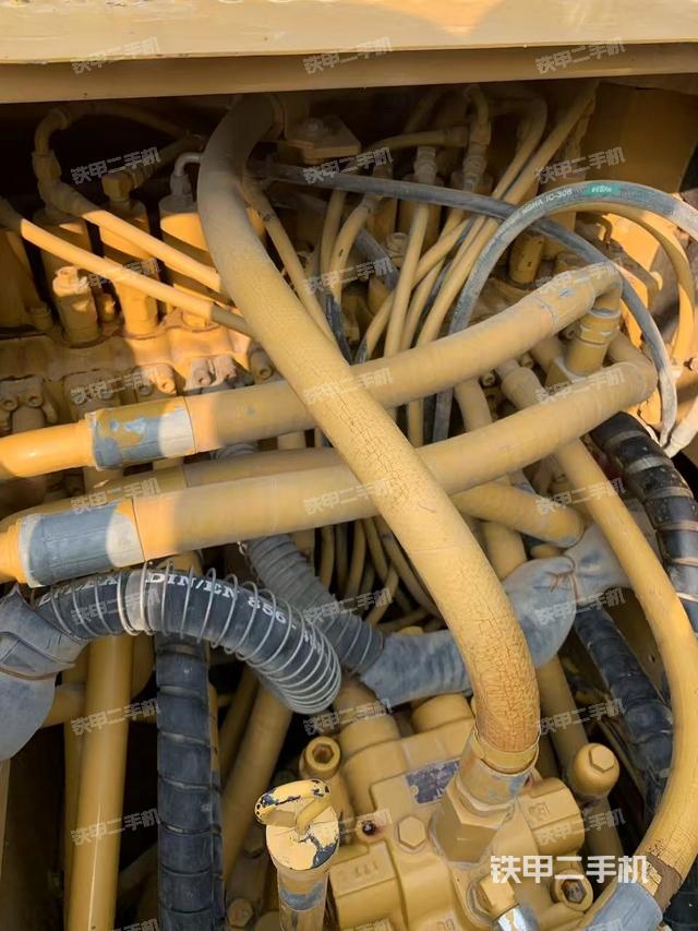 回轉(zhuǎn)馬達(dá)和主控閥（整機(jī)外觀）