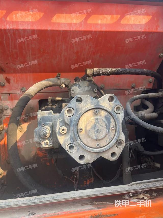 液压泵舱室正面整体（整机外观）