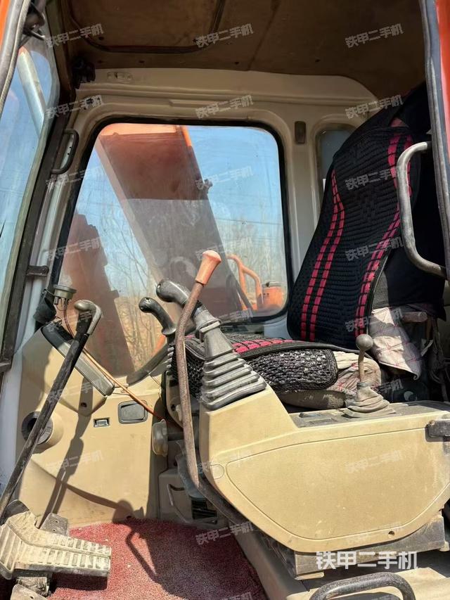 駕駛室頂部(整機外觀) 駕駛室頂部(整機外觀)