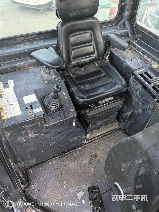 駕駛室操作臺（設備外觀及核心部件）