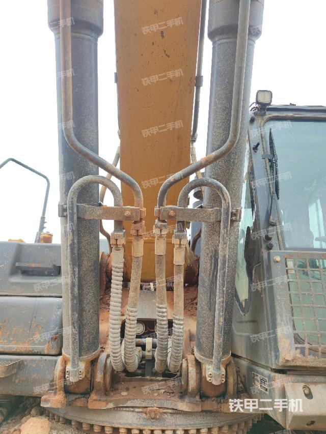 大臂油缸整体 竖拍(工作和回转装置) 大臂油缸整体 竖拍(工作和回转装置)