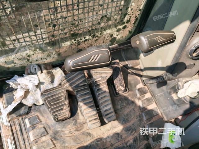 行走控制手柄和踏板?俯拍（駕駛室部分）