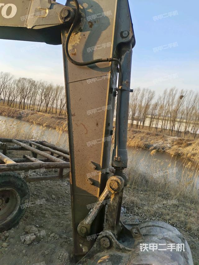 小臂整體左后(工作和回轉裝置) 小臂整體左后(工作和回轉裝置)