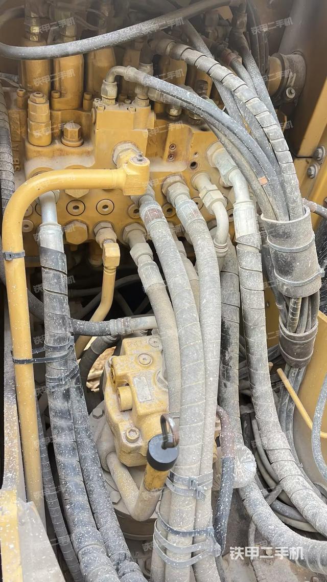 回转马达和主控阀（整机外观）