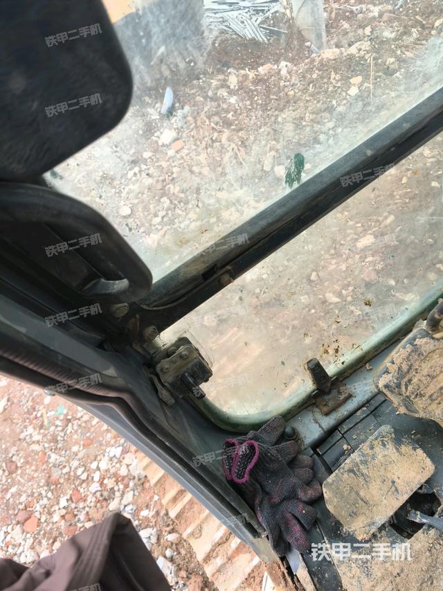 右側玻璃角標（駕駛室部分）