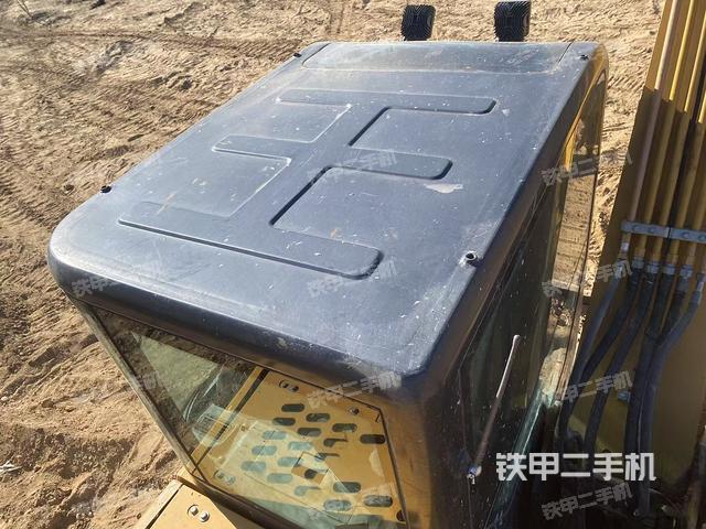 駕駛室頂部(整機(jī)外觀) 駕駛室頂部(整機(jī)外觀)