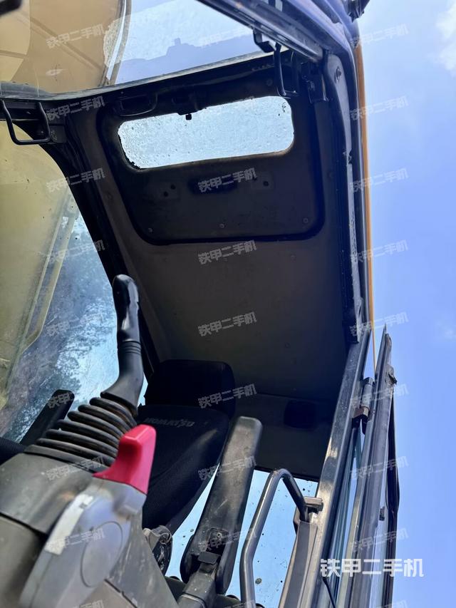 行走控制手柄和踏板?俯拍（駕駛室部分）