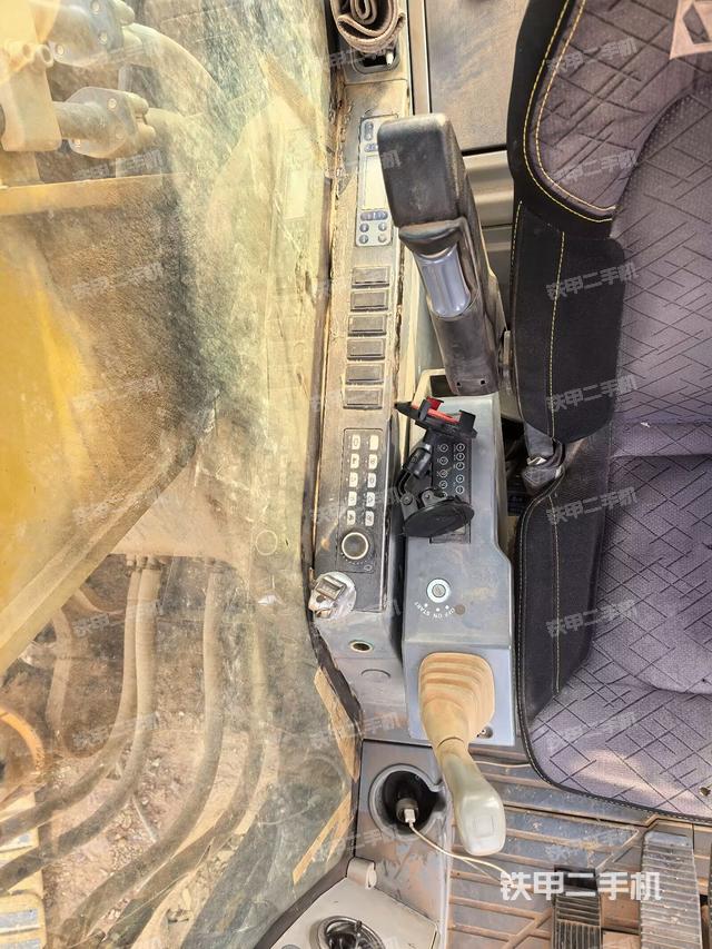 座椅右側(cè)控制臺/鑰匙門/油門/含右手柄（駕駛室部分）