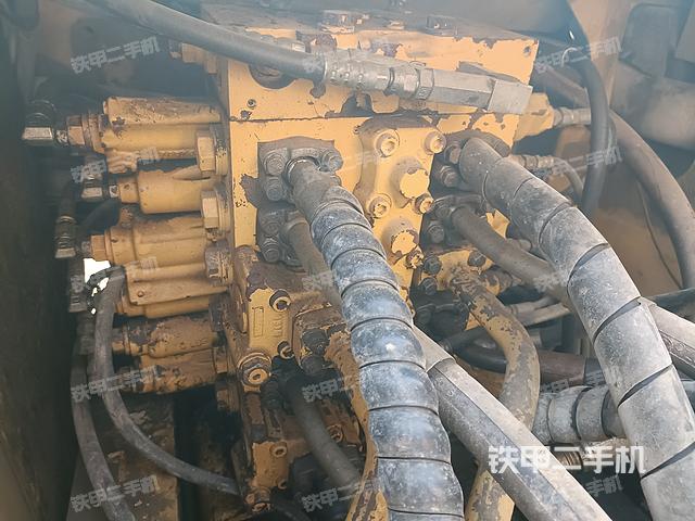 回转马达和主控阀（整机外观）