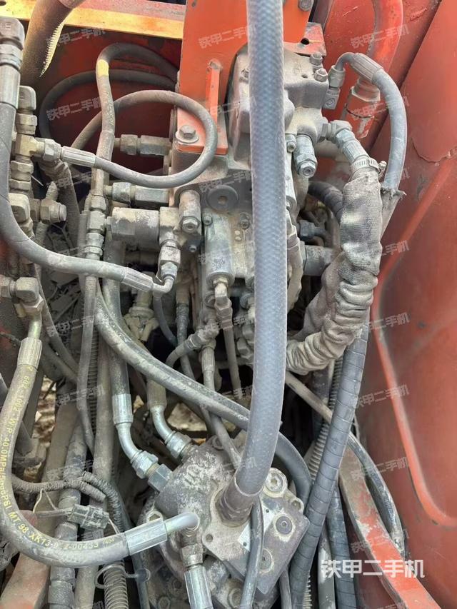 回轉馬達和主控閥(整機外觀) 回轉馬達和主控閥(整機外觀)