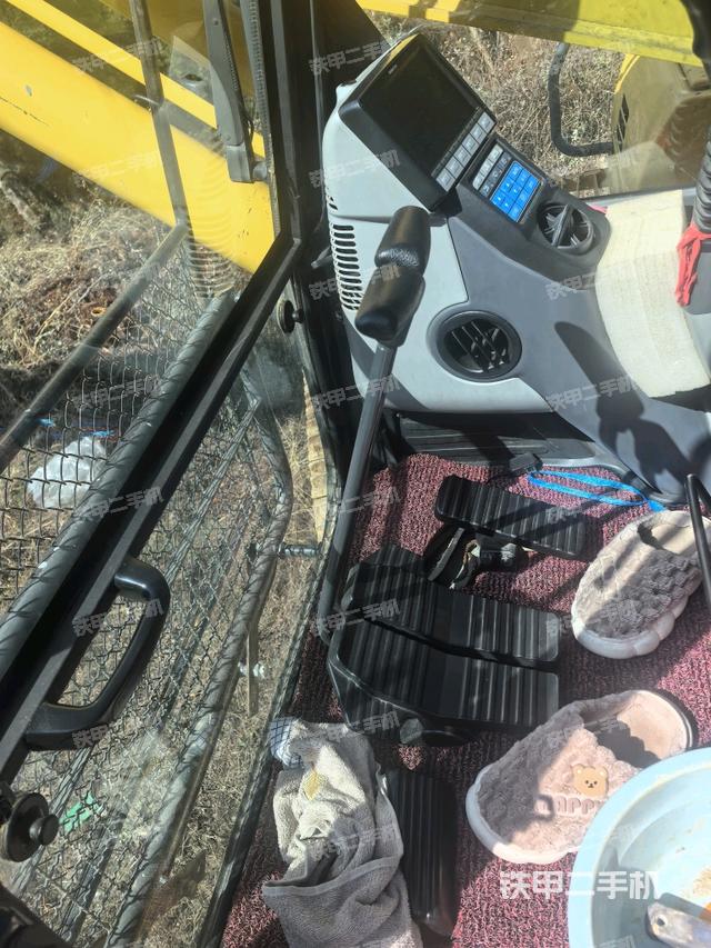 行走控制手柄和踏板?俯拍(駕駛室部分) 行走控制手柄和踏板?俯拍(駕駛室部分)