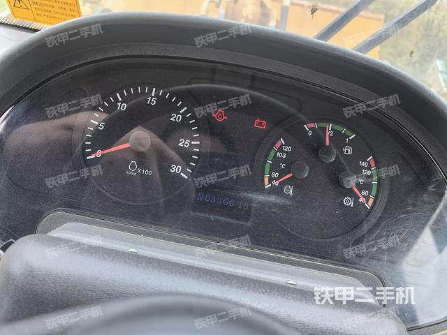 駕駛室內(nèi)部（駕駛室部分）