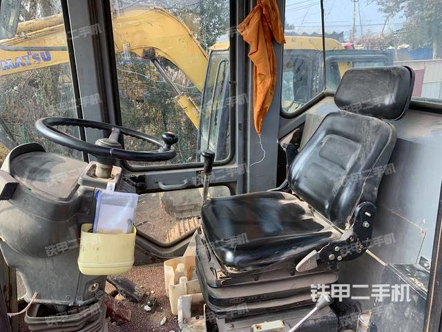 駕駛室操作臺(設備外觀及核心部件) 駕駛室操作臺(設備外觀及核心部件)