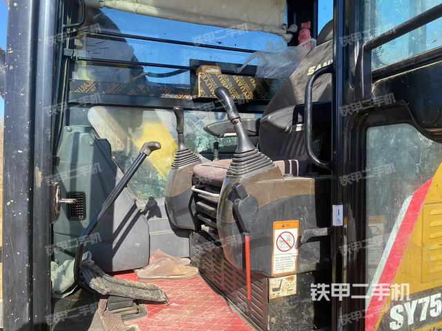 駕駛室整體(整機(jī)外觀) 駕駛室整體(整機(jī)外觀)