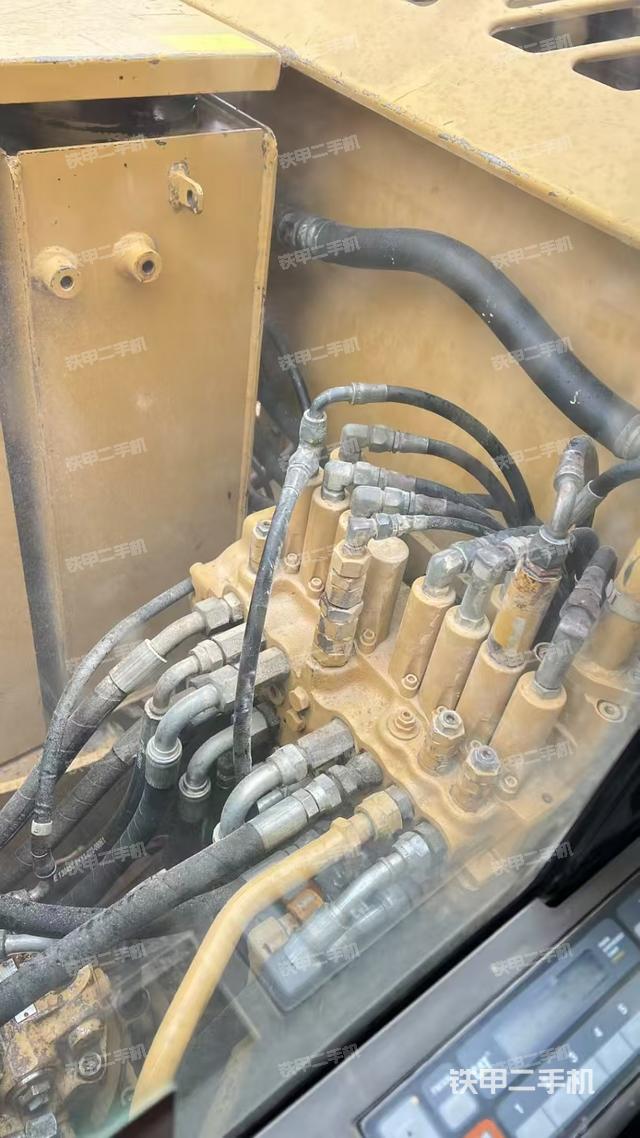 回转马达和主控阀（整机外观）