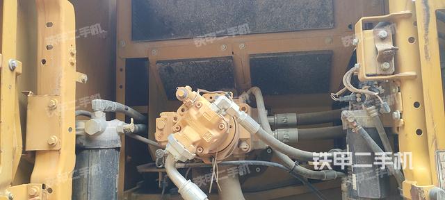 液压泵舱室正面整体（整机外观）